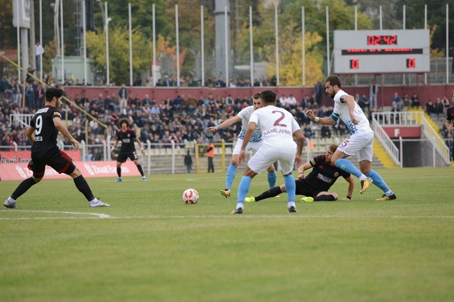 ZİRAAT TÜRKİYE KUPASI 4. TUR MAÇINDA TRABZONSPOR, DEPLASMANDA KARŞILAŞTIĞI ÇORUM BELEDİYESPOR'U 6-0 MAĞLUP EDEREK BİR ÜST TURA YÜKSELDİ. (MUHAMMED MUTTALİP YALÇIN/ÇORUM-İHA)