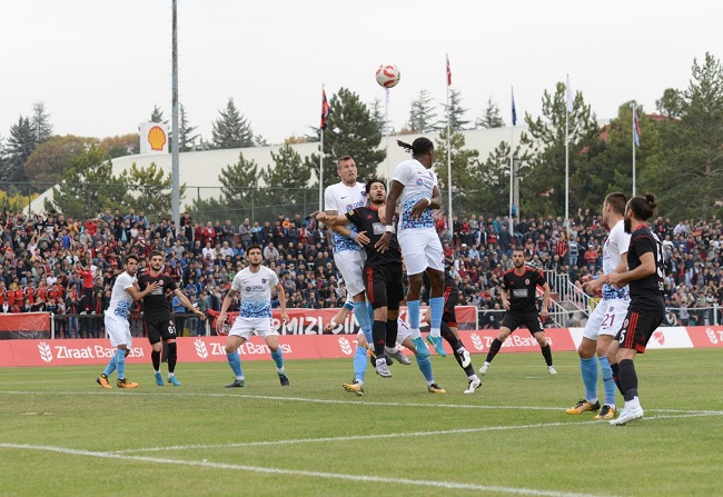 ZİRAAT TÜRKİYE KUPASI 4. TUR MAÇINDA TRABZONSPOR, DEPLASMANDA KARŞILAŞTIĞI ÇORUM BELEDİYESPOR'U 6-0 MAĞLUP EDEREK BİR ÜST TURA YÜKSELDİ. (MUHAMMED MUTTALİP YALÇIN/ÇORUM-İHA)