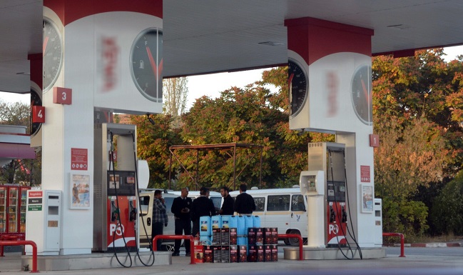 ÇORUM'DA GİRDİKLERİ MARKETLERDE ALIŞVERİŞ YAPTIKTAN SONRA TIRNAKCILIK YÖNETİMİ İLE KASİYERLERİ DOLANDIRAN 3 KİŞİ SON İŞLERİNDEN SONRA ÇORUM'DA YAKALANDI. (SERKAN ŞANSEVER/ÇORUM-İHA)