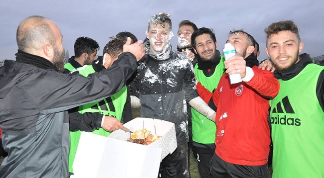 KALECİ SERCAN’A KÖPÜKLÜ KUTLAMA