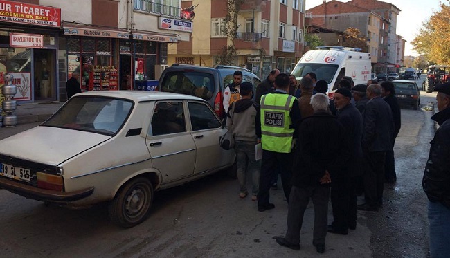 KAZA YAPAN ARAÇ YAYALARA ÇARPTI