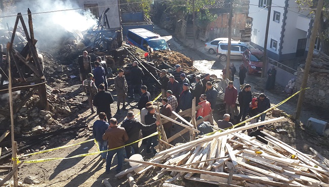 ÇORUM’UN KARGI İLÇESİNDE BİR EVDE ÇIKAN YANGINDA EVDE MAHSUR KALAN DİYALİZ HASTASI YAŞLI KADIN HAYATINI KAYBETTİ. (TURAN OZAN ACAR/ÇORUM-İHA)