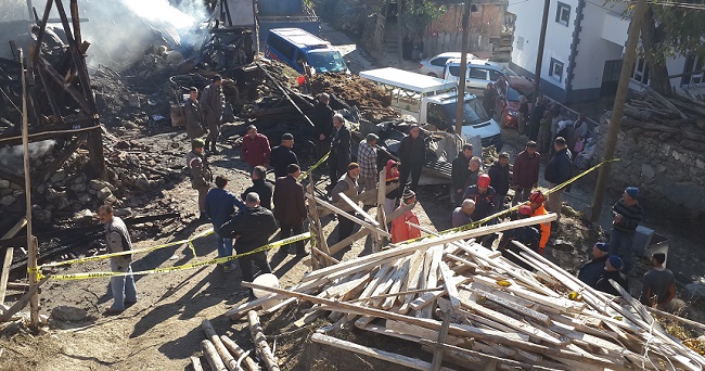 ÇORUM’UN KARGI İLÇESİNDE BİR EVDE ÇIKAN YANGINDA EVDE MAHSUR KALAN DİYALİZ HASTASI YAŞLI KADIN HAYATINI KAYBETTİ. (TURAN OZAN ACAR/ÇORUM-İHA)