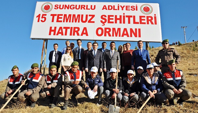 ASKER VE ÖĞRENCİLER FİDAN DİKTİ