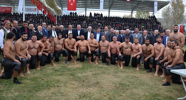 KARGI PANAYIR GÜREŞLERİ KIRKPINARI ARATMADI. (TURAN OZAN ACAR/ÇORUM-İHA)