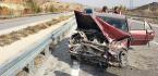 OTOMOBİL BARİYERLERE ÇARPTI