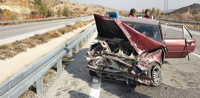 OTOMOBİL BARİYERLERE ÇARPTI