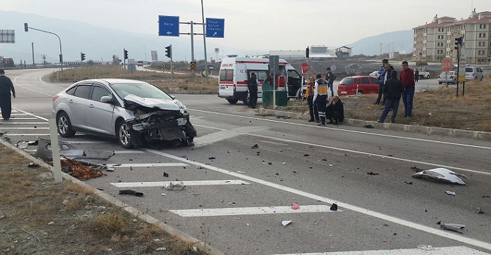 OTOMOBİL İLE KAMYON ÇARPIŞTI