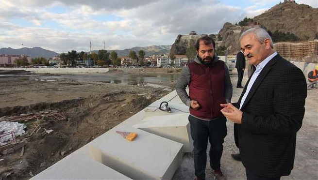 TARİHİ KÖPRÜDE SIRA KORKULUKLARDA