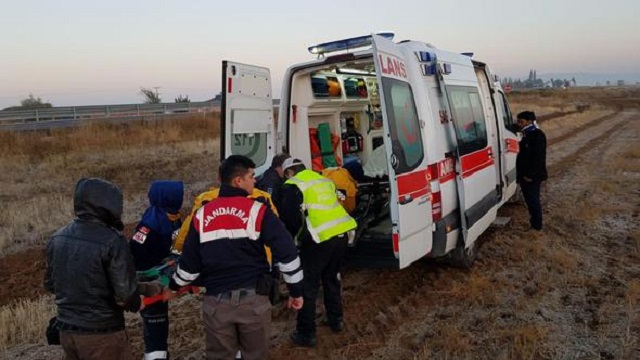 TRAKTÖRE ÇARPMAMAK İÇİN KAZA YAPTI