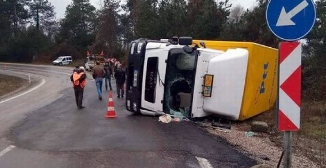 PTT’NİN DAĞITIM ARACI KAZA YAPTI