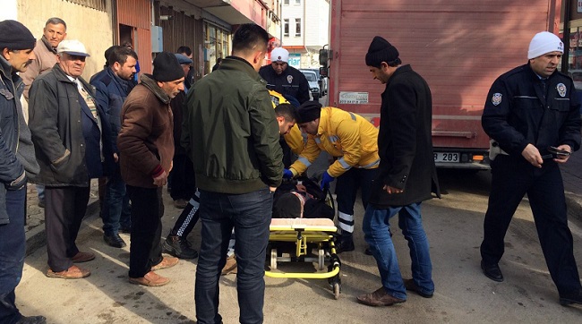 GERİ GELEN KAMYONET YAYAYA ÇARPTI