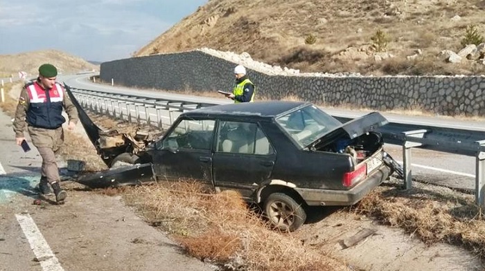İKİ OTOMOBİL ÇARPIŞTI: 3 YARALI