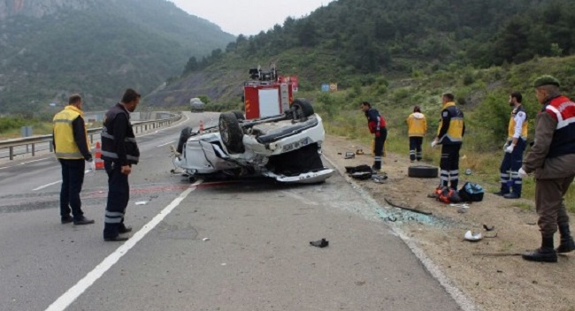 POLİS MEMURLARI KAZADA YARALANDI