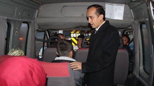MÜDÜR SERVİS ARAÇLARINI DENETLEDİ