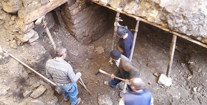 TARİHİ TÜNELİ KEPÇE OPERATÖRÜ BULDU