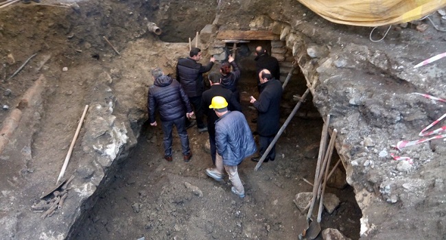 YERİN ALTINDAN TARİHİ TÜNEL ÇIKTI