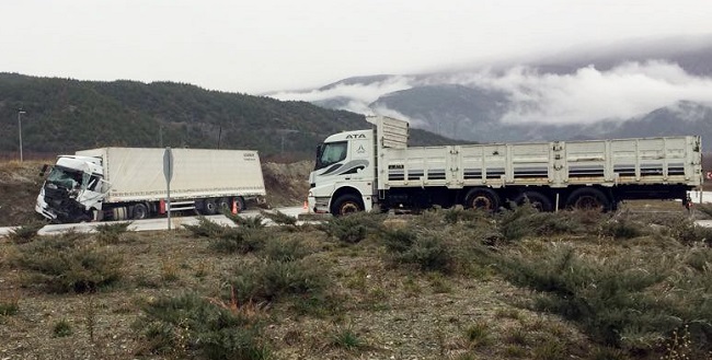 ÇORUM’DA TIR İLE OTOBÜS ÇARPIŞTI