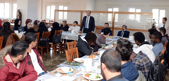 REKTÖR YABANCI ÖĞRENCİLERLE BULUŞTU
