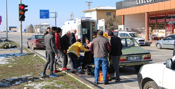 KAVŞAKTA İKİ OTOMOBİL ÇARPIŞTI