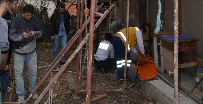 İSKELEDEN DÜŞEN İŞÇİLER YARALANDI