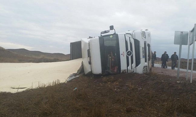 PİRİNÇ YÜKLÜ TIR BÖYLE DEVRİLDİ