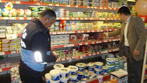 ZABITA EKİPLERİ MARKETLERİ DENETLEDİ
