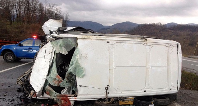 MİNİBÜS TAKLA ATTI: 7 YARALI