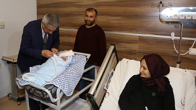 YENİ YILIN İLK BEBEĞİNE ÇEYREK ALTIN