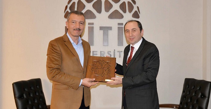 HİZMETLERİNDEN DOLAYI TEBRİK ETTİ