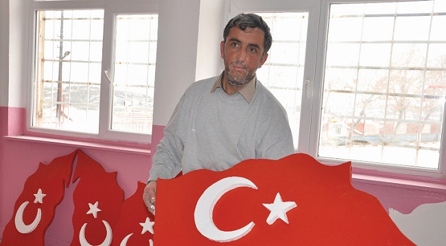 KÖPÜKLERDEN TÜRK BAYRAĞI YAPTI
