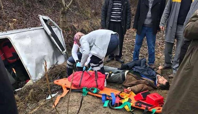 OTOMOBİLLE KARŞI ŞERİDE GEÇTİ