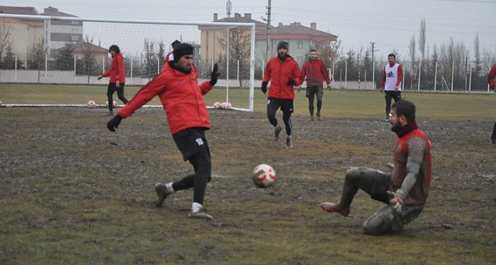 BELEDİYESPOR ÇAMURDA TAKTİK ÇALIŞTI
