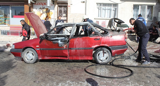 OTOMOBİLDEKİ YANGIN KORKUTTU