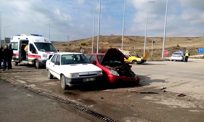 BU KAZADA 3 ARAÇ BİRBİRİNE ÇARPTI