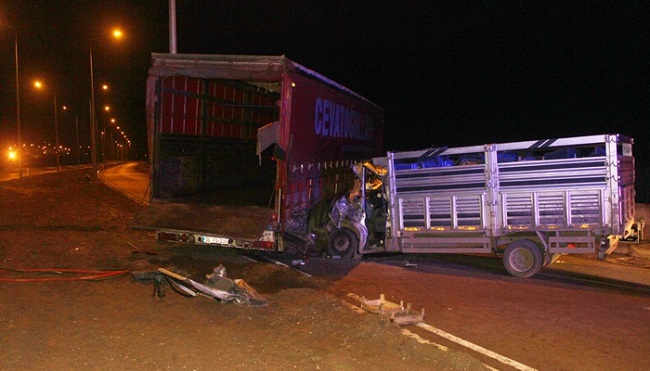 KAMYONET TIR’LA BÖYLE ÇARPIŞTI