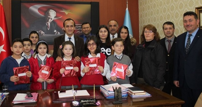 KİTAP OKUYAN ÖĞRENCİLER ÖDÜLLENDİRİLDİ