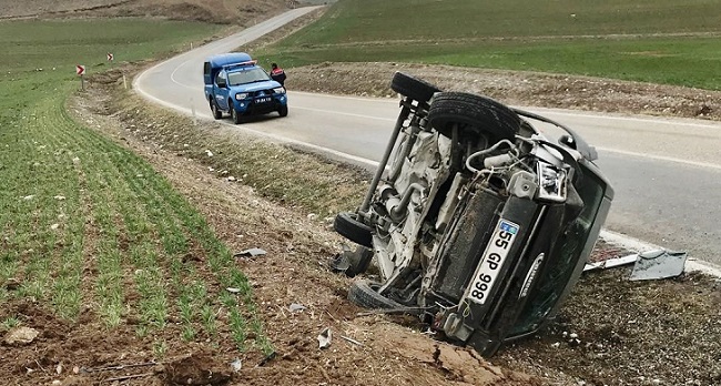 TAKLA ATARAK DEVRİLDİ: 2 YARALI