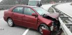 OTOMOBİL BARİYERLERE ÇARPTI: 2 YARALI