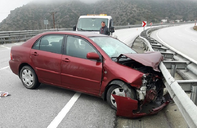 OTOMOBİL BARİYERLERE ÇARPTI: 2 YARALI