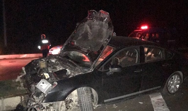 REFÜJE ÇIKAN ARAÇ BARİYERLERE ÇARPTI