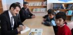 ÖĞRENCİLER İÇİN KİTAP İMZALADI