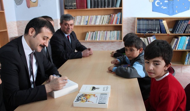 ÖĞRENCİLER İÇİN KİTAP İMZALADI