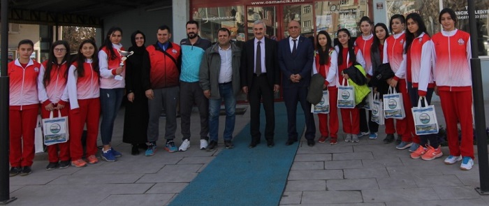 FİLENİN SULTANLARINI ÖDÜLLENDİRDİ