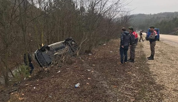 ALACA’DA OTOMOBİL AĞACA ÇARPTI