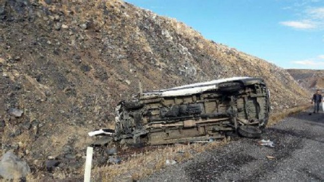 KAMYONET ŞARAMPOLE DEVRİLDİ