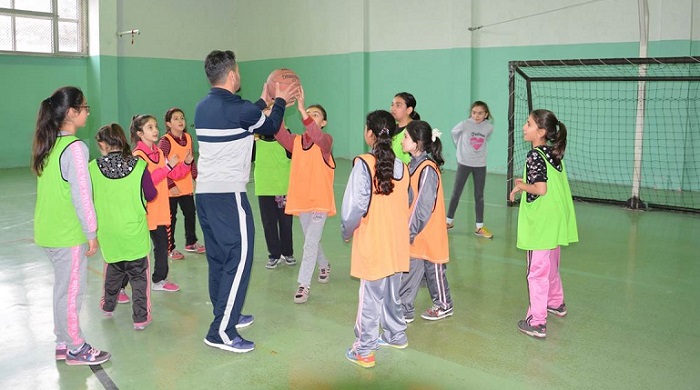 ÖĞRENCİLER SPOR ALANINDA GELİŞİYOR