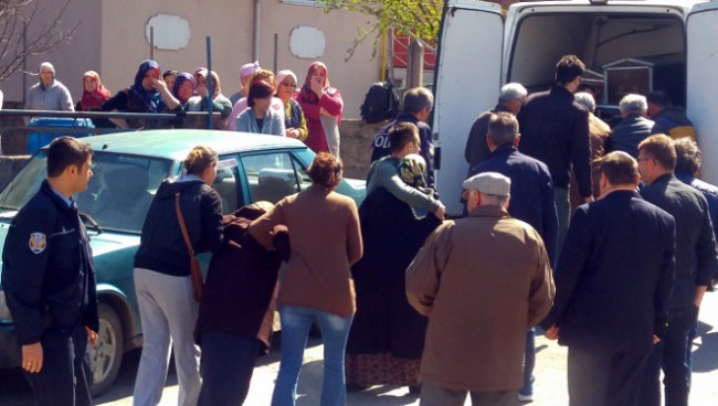 GENÇ KADIN EVDE CANINA KIYDI!