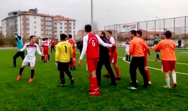 AMATÖR MAÇTA ORTALIK KARIŞTI!
