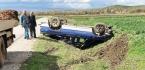 OTOMOBİL TOPRAK BİRİKİNTİSİNE ÇARPTI